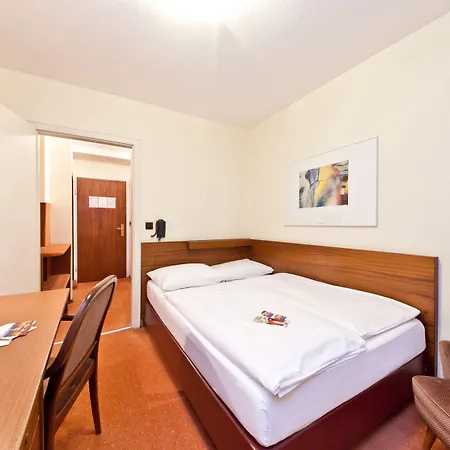 Отель Plaza Rieker Hauptbahnhof 3*