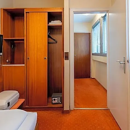 Plaza Rieker Hauptbahnhof 3*