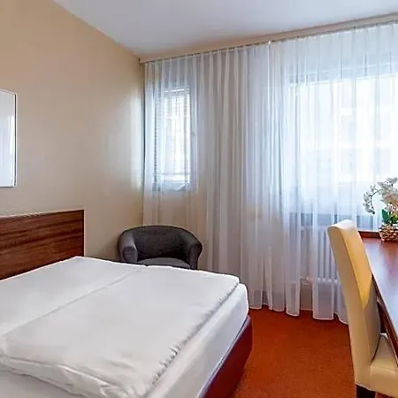 Plaza Rieker Hauptbahnhof 3*